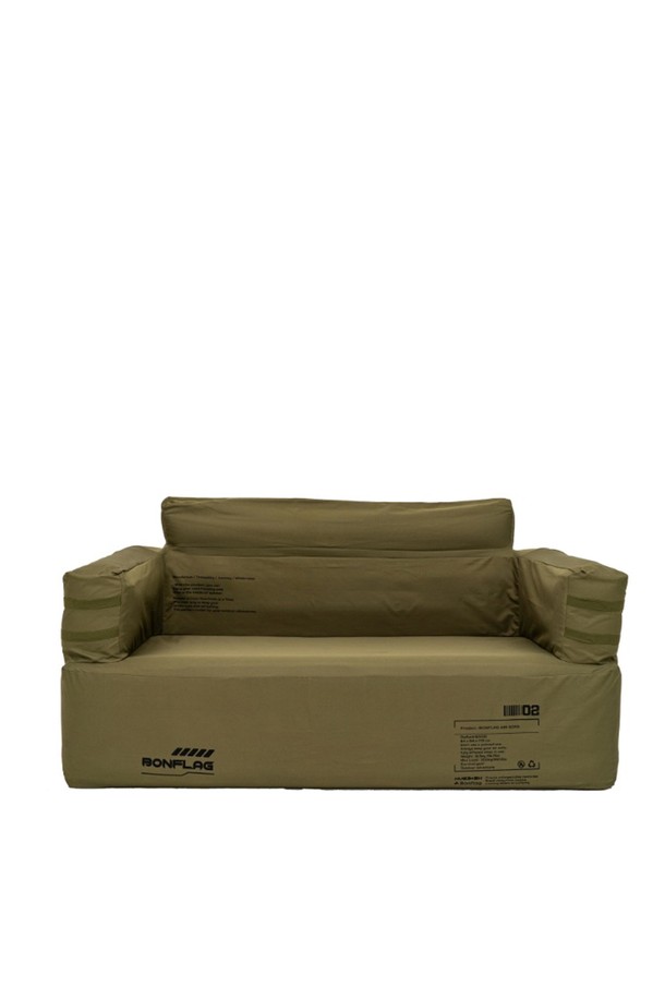 본플래그 택티컬 에어쇼파는 옥스포드 1000D 소재로 제작되어 캠핑 및 실외 활동에 적합한 2인용 에어소파입니다. 뛰어난 방수 기능과 내구성으로 험한 환경에서도 안심하고 사용할 수 있으며, 독창적인 디자인과 디자인 특허 및 등록을 완료하여 차별성을 더했습니다. 제품 수명 연장 설계를 통해 더욱 오랫동안 사용할 수 있으며, 그라운드 시트가 포함되어 편의성을 높였습니다. 야외 활동 시 편안함과 실용성을 동시에 제공하는 아이템입니다.
