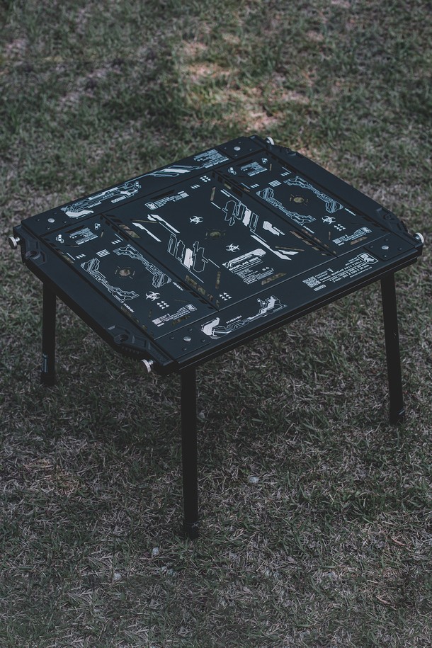 액시스 IGT 테이블 2유닛 프레임은 캠핑과 차박에 적합한 모듈러 확장형 테이블입니다. 블랙, 올리브 그린, 탄 세 가지 색상으로 제공되며, 80kg의 최대 하중을 견디는 스틸과 알루미늄 소재로 제작되었습니다. 전술 스타일 그래픽과 고강도, 내열성을 갖춘 디자인으로, 메인 프레임 2개, 사이드 프레임 2개, 수납가방으로 구성되어 다목적으로 활용 가능합니다.
