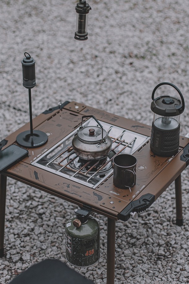 액시스 IGT 테이블 2유닛 프레임은 캠핑 및 아웃도어 활동에 최적화된 다목적 테이블 프레임입니다. 블랙, 올리브 그린, 탄 3가지 색상으로 제공되며, 스틸과 알루미늄 소재로 제작되어 뛰어난 내구성과 내열성을 자랑합니다. 595 x 490 x 50mm 크기에 3.4kg 무게로 이동성이 뛰어나며, 최대 80kg 하중을 견딜 수 있습니다.
