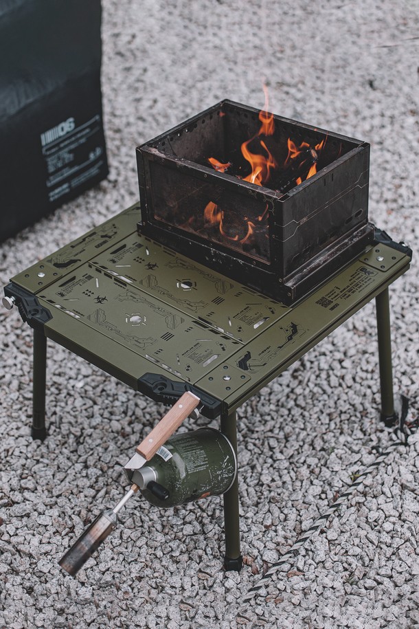 액시스 IGT 테이블 2유닛 프레임은 캠핑과 차박에 적합한 모듈형 캠핑 테이블입니다. 스틸과 알루미늄 소재로 제작되어 내구성이 뛰어나며, 블랙, 올리브 그린, 탄 세 가지 색상으로 제공됩니다. 최대 80kg의 하중을 견디며, 595 x 490 x 50mm 크기에 무게는 3.4kg입니다. 전술형 그래픽 디자인과 슬라이드 액세서리 호환 기능을 갖춘 이 제품은, 메인 프레임 2개, 사이드 프레임 2개, 수납가방으로 구성되어 있으며, 양축 확장 커넥터 슬롯을 통해 시스템 확장이 용이합니다. (다리 및 상판 별도 구매)
