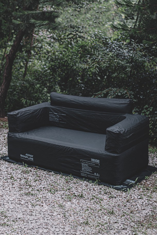 본플래그 택티컬 에어쇼파 2인용은 캠핑 및 아웃도어 활동에 적합한 에어쇼파입니다. 튼튼한 Oxford 1000D 소재로 제작되어 내구성이 뛰어나며, 방수 기능을 갖춰 야외에서도 안심하고 사용할 수 있습니다. 접이식 디자인으로 휴대가 간편하며, 그라운드시트가 포함되어 바위나 날카로운 표면으로부터 보호해줍니다. 블랙 컬러의 무지 디자인으로 어떤 환경에도 잘 어울리며, 2인까지 사용할 수 있습니다. 디자인 등록이 완료되어 품질을 보장합니다.
