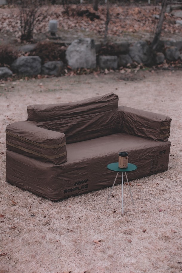 본플래그(Bonflag) 택티컬 에어쇼파 2인용은 캠핑 및 실외 활동에 적합한 에어소파입니다. 옥스포드 소재의 브라운 컬러로, 내구성과 방수 기능을 갖춰 험한 야외 환경에서도 안심하고 사용할 수 있습니다. 2인용으로 넉넉한 공간을 제공하며, 견고한 구조와 유니크한 디자인, 혁신적인 디자인을 통해 실용성과 스타일을 모두 잡았습니다. 그라운드 시트가 포함되어 더욱 편리하게 사용할 수 있습니다. 어디든 편안함을 더하는 본플래그 택티컬 에어쇼파로 아웃도어 활동을 즐겨보세요.
