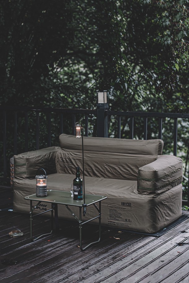 본플래그 택티컬 에어쇼파는 옥스포드 1000D 소재로 제작되어 캠핑 및 실외 활동에 적합한 2인용 에어소파입니다. 뛰어난 방수 기능과 내구성으로 험한 환경에서도 안심하고 사용할 수 있으며, 독창적인 디자인과 디자인 특허 및 등록을 완료하여 차별성을 더했습니다. 제품 수명 연장 설계를 통해 더욱 오랫동안 사용할 수 있으며, 그라운드 시트가 포함되어 편의성을 높였습니다. 야외 활동 시 편안함과 실용성을 동시에 제공하는 아이템입니다.
