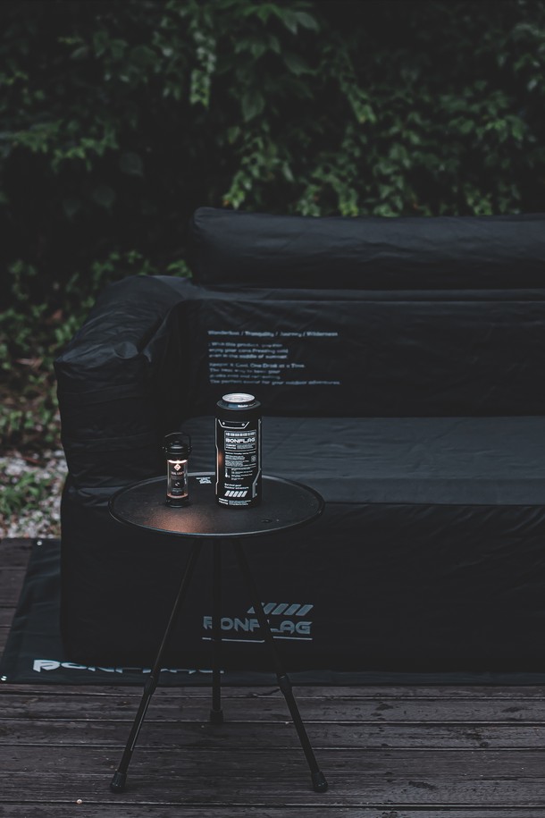 본플래그 택티컬 에어쇼파 2인용은 캠핑 및 아웃도어 활동에 적합한 에어쇼파입니다. 튼튼한 Oxford 1000D 소재로 제작되어 내구성이 뛰어나며, 방수 기능을 갖춰 야외에서도 안심하고 사용할 수 있습니다. 접이식 디자인으로 휴대가 간편하며, 그라운드시트가 포함되어 바위나 날카로운 표면으로부터 보호해줍니다. 블랙 컬러의 무지 디자인으로 어떤 환경에도 잘 어울리며, 2인까지 사용할 수 있습니다. 디자인 등록이 완료되어 품질을 보장합니다.
