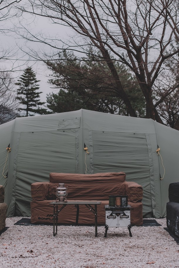 본플래그(Bonflag) 택티컬 에어쇼파 2인용은 캠핑 및 실외 활동에 적합한 에어소파입니다. 옥스포드 소재의 브라운 컬러로, 내구성과 방수 기능을 갖춰 험한 야외 환경에서도 안심하고 사용할 수 있습니다. 2인용으로 넉넉한 공간을 제공하며, 견고한 구조와 유니크한 디자인, 혁신적인 디자인을 통해 실용성과 스타일을 모두 잡았습니다. 그라운드 시트가 포함되어 더욱 편리하게 사용할 수 있습니다. 어디든 편안함을 더하는 본플래그 택티컬 에어쇼파로 아웃도어 활동을 즐겨보세요.
