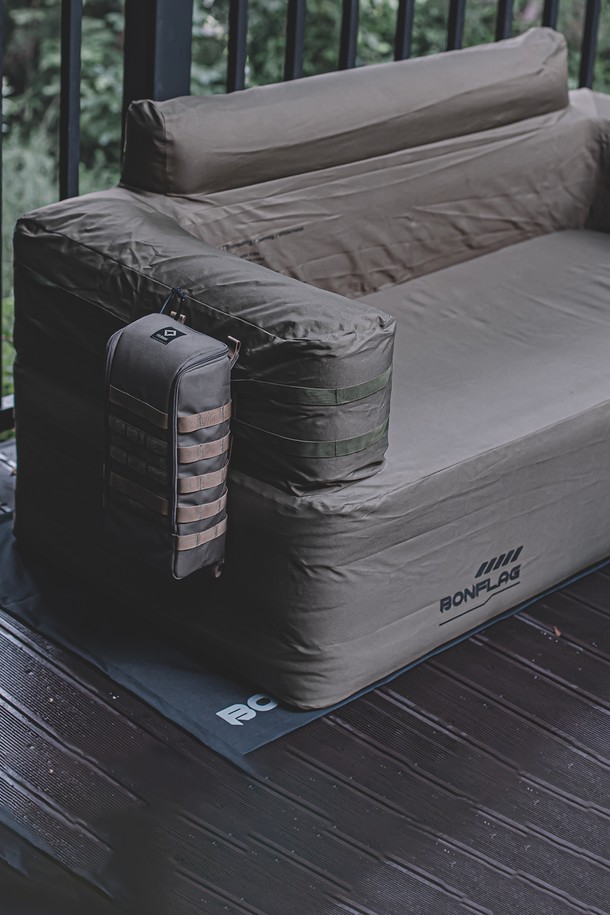 본플래그 택티컬 에어쇼파는 옥스포드 1000D 소재로 제작되어 캠핑 및 실외 활동에 적합한 2인용 에어소파입니다. 뛰어난 방수 기능과 내구성으로 험한 환경에서도 안심하고 사용할 수 있으며, 독창적인 디자인과 디자인 특허 및 등록을 완료하여 차별성을 더했습니다. 제품 수명 연장 설계를 통해 더욱 오랫동안 사용할 수 있으며, 그라운드 시트가 포함되어 편의성을 높였습니다. 야외 활동 시 편안함과 실용성을 동시에 제공하는 아이템입니다.
