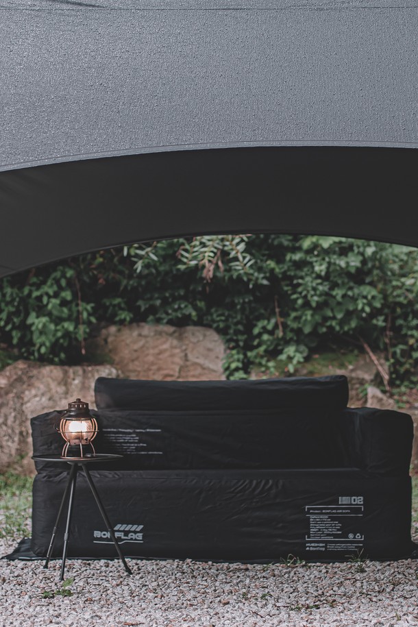 본플래그 택티컬 에어쇼파 2인용은 캠핑 및 아웃도어 활동에 적합한 에어쇼파입니다. 튼튼한 Oxford 1000D 소재로 제작되어 내구성이 뛰어나며, 방수 기능을 갖춰 야외에서도 안심하고 사용할 수 있습니다. 접이식 디자인으로 휴대가 간편하며, 그라운드시트가 포함되어 바위나 날카로운 표면으로부터 보호해줍니다. 블랙 컬러의 무지 디자인으로 어떤 환경에도 잘 어울리며, 2인까지 사용할 수 있습니다. 디자인 등록이 완료되어 품질을 보장합니다.
