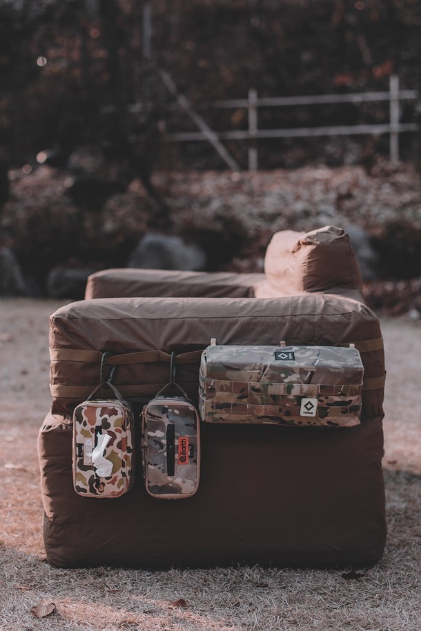 본플래그(Bonflag) 택티컬 에어쇼파 2인용은 캠핑 및 실외 활동에 적합한 에어소파입니다. 옥스포드 소재의 브라운 컬러로, 내구성과 방수 기능을 갖춰 험한 야외 환경에서도 안심하고 사용할 수 있습니다. 2인용으로 넉넉한 공간을 제공하며, 견고한 구조와 유니크한 디자인, 혁신적인 디자인을 통해 실용성과 스타일을 모두 잡았습니다. 그라운드 시트가 포함되어 더욱 편리하게 사용할 수 있습니다. 어디든 편안함을 더하는 본플래그 택티컬 에어쇼파로 아웃도어 활동을 즐겨보세요.
