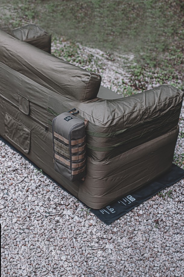 본플래그 택티컬 에어쇼파는 옥스포드 1000D 소재로 제작되어 캠핑 및 실외 활동에 적합한 2인용 에어소파입니다. 뛰어난 방수 기능과 내구성으로 험한 환경에서도 안심하고 사용할 수 있으며, 독창적인 디자인과 디자인 특허 및 등록을 완료하여 차별성을 더했습니다. 제품 수명 연장 설계를 통해 더욱 오랫동안 사용할 수 있으며, 그라운드 시트가 포함되어 편의성을 높였습니다. 야외 활동 시 편안함과 실용성을 동시에 제공하는 아이템입니다.
