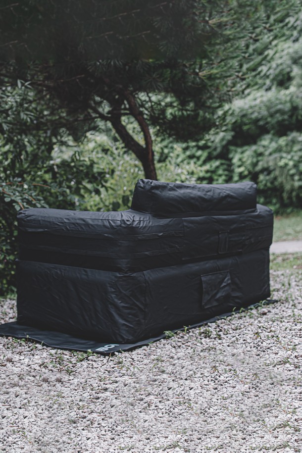 본플래그 택티컬 에어쇼파 2인용은 캠핑 및 아웃도어 활동에 적합한 에어쇼파입니다. 튼튼한 Oxford 1000D 소재로 제작되어 내구성이 뛰어나며, 방수 기능을 갖춰 야외에서도 안심하고 사용할 수 있습니다. 접이식 디자인으로 휴대가 간편하며, 그라운드시트가 포함되어 바위나 날카로운 표면으로부터 보호해줍니다. 블랙 컬러의 무지 디자인으로 어떤 환경에도 잘 어울리며, 2인까지 사용할 수 있습니다. 디자인 등록이 완료되어 품질을 보장합니다.
