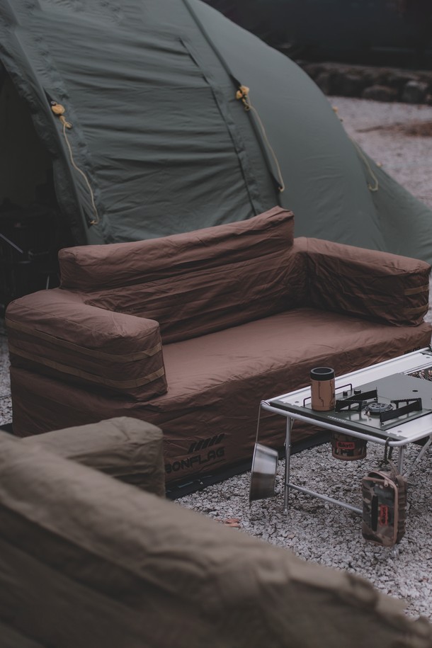 본플래그(Bonflag) 택티컬 에어쇼파 2인용은 캠핑 및 실외 활동에 적합한 에어소파입니다. 옥스포드 소재의 브라운 컬러로, 내구성과 방수 기능을 갖춰 험한 야외 환경에서도 안심하고 사용할 수 있습니다. 2인용으로 넉넉한 공간을 제공하며, 견고한 구조와 유니크한 디자인, 혁신적인 디자인을 통해 실용성과 스타일을 모두 잡았습니다. 그라운드 시트가 포함되어 더욱 편리하게 사용할 수 있습니다. 어디든 편안함을 더하는 본플래그 택티컬 에어쇼파로 아웃도어 활동을 즐겨보세요.
