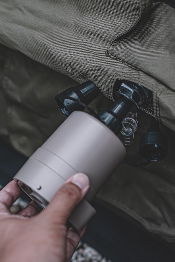 본플래그 택티컬 에어쇼파는 옥스포드 1000D 소재로 제작되어 캠핑 및 실외 활동에 적합한 2인용 에어소파입니다. 뛰어난 방수 기능과 내구성으로 험한 환경에서도 안심하고 사용할 수 있으며, 독창적인 디자인과 디자인 특허 및 등록을 완료하여 차별성을 더했습니다. 제품 수명 연장 설계를 통해 더욱 오랫동안 사용할 수 있으며, 그라운드 시트가 포함되어 편의성을 높였습니다. 야외 활동 시 편안함과 실용성을 동시에 제공하는 아이템입니다.
