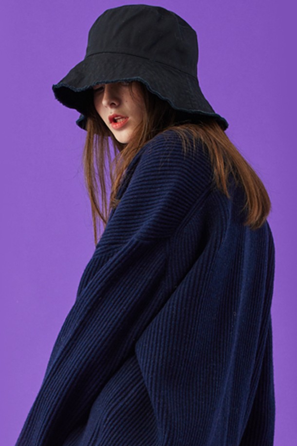 여성용 오버핏 버킷햇은 블랙, 베이지, 화이트 색상으로 출시되었으며, 일상 및 캐주얼 용도로 적합합니다. 봄, 여름, 가을에 착용하기 좋고, 부드러운 면 소재와 통기성이 좋은 얇은 두께로 제작되었습니다. 챙넓이 7cm, 모자 깊이 10cm, 헤드둘레 57cm의 FREE 사이즈이며, 자연스러운 곡선과 스카치 디자인 장식이 특징입니다.
