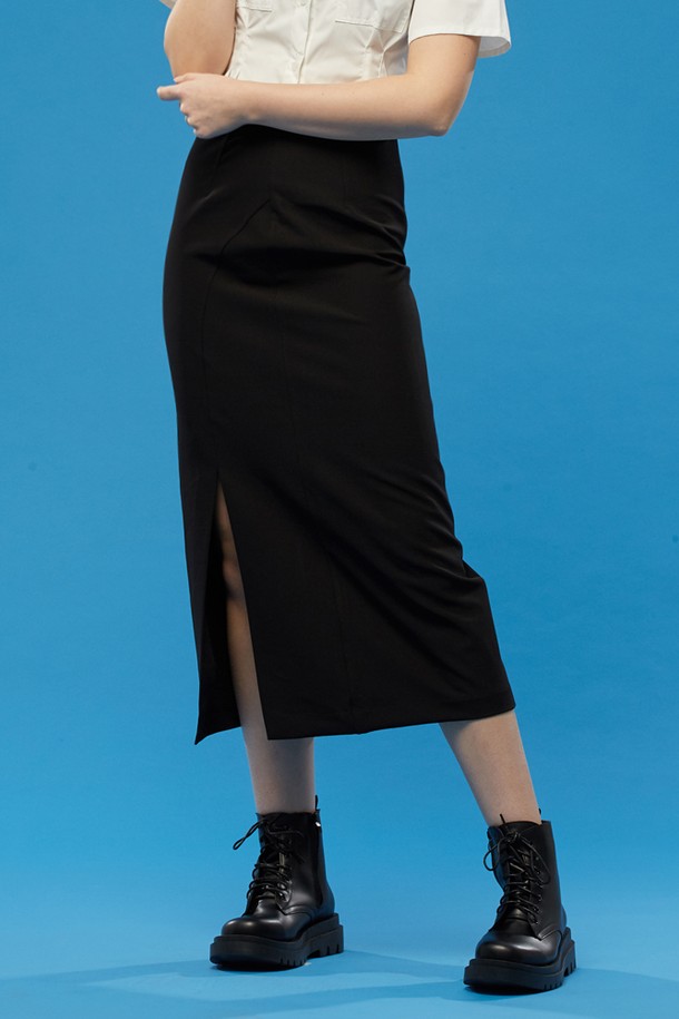 여성용 블랙 색상의 슬림 세미 트임 롱스커트입니다. 폴리에스테르 소재로 제작되었으며, 무지 패턴의 미니멀하고 베이직한 스타일을 연출합니다. 사이드 트임 디자인과 세미 슬림핏으로 세련된 룩을 완성하며, 사계절 데일리로 활용하기 좋습니다.
