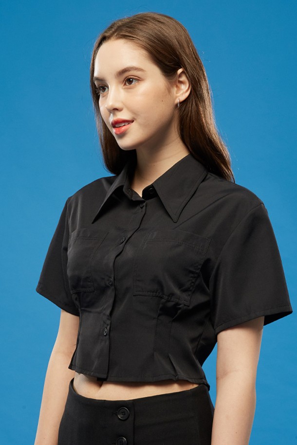 여성용 블랙 색상의 크롭 슬림 반팔 셔츠입니다. 나일론 소재로 제작되었으며, 무지 패턴의 셔츠 칼라와 버튼다운 스타일이 특징입니다. 봄, 여름 시즌에 데일리로 착용하기 좋은 미니멀하고 베이직한 슬림핏 디자인입니다.
