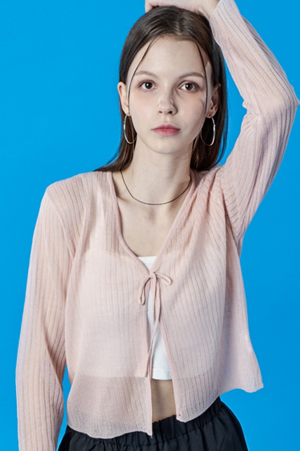 여성스러운 무드의 핑크색 시스루 쿨링 가디건입니다. 얇고 부드러운 소재로 제작되었으며, 브이넥 디자인에 리본과 스트랩 디테일을 더해 포인트를 주었습니다. 냉감, UV차단, 속건 기능과 투웨이 에어서큘레이션으로 여름철에도 쾌적하게 착용 가능합니다.
