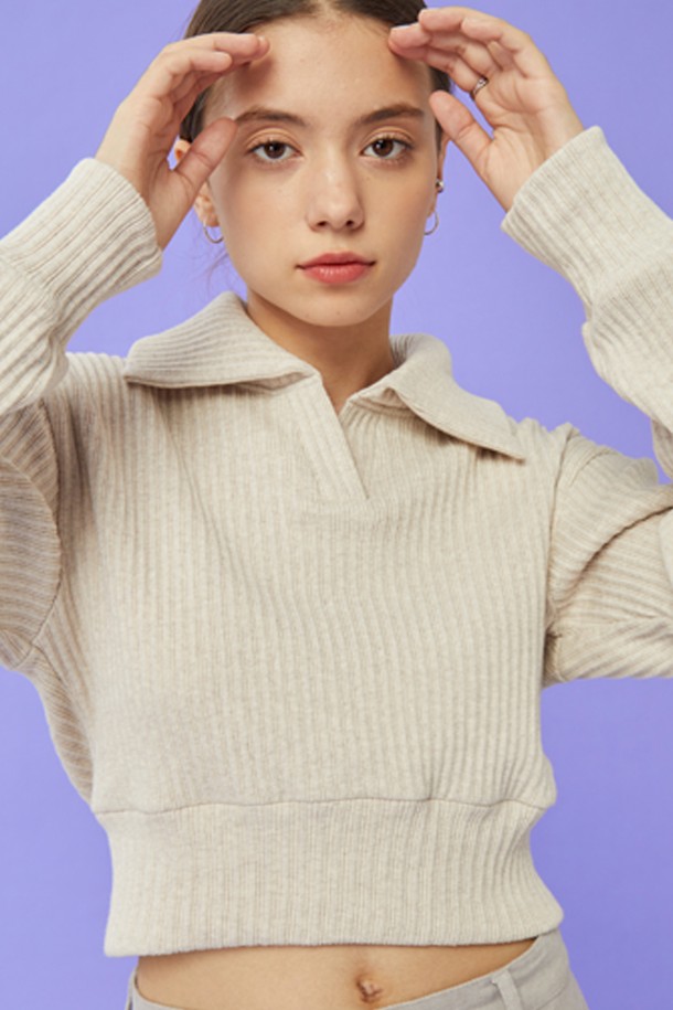 따뜻함과 스타일을 동시에 잡는 기모 크롭 니트 피케 카라 긴팔 티셔츠입니다. 오트밀 컬러로 부드럽고 포근한 느낌을 주며, 데이트룩이나 겨울 데일리룩에 잘 어울립니다. 크롭 기장과 배꼽티 디자인으로 트렌디함을 더했고, 캐주얼하고 미니멀한 스타일을 연출하기 좋습니다. 면과 기모 소재로 제작되어 부드러운 촉감과 뛰어난 보온성을 자랑하며, 가을, 겨울 시즌에 따뜻하게 착용할 수 있습니다. 피케 카라 디자인과 무지 패턴이 깔끔한 핏을 선사합니다.
