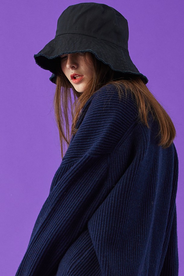 여성용 오버핏 버킷햇은 블랙, 베이지, 화이트 색상으로 출시되었으며, 일상 및 캐주얼 용도로 적합합니다. 봄, 여름, 가을에 착용하기 좋고, 부드러운 면 소재와 통기성이 좋은 얇은 두께로 제작되었습니다. 챙넓이 7cm, 모자 깊이 10cm, 헤드둘레 57cm의 FREE 사이즈이며, 자연스러운 곡선과 스카치 디자인 장식이 특징입니다.
