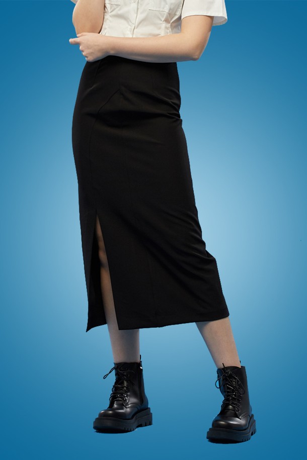 여성용 블랙 색상의 슬림 세미 트임 롱스커트입니다. 폴리에스테르 소재로 제작되었으며, 무지 패턴의 미니멀하고 베이직한 스타일을 연출합니다. 사이드 트임 디자인과 세미 슬림핏으로 세련된 룩을 완성하며, 사계절 데일리로 활용하기 좋습니다.
