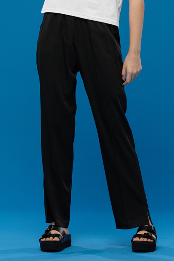 여성을 위한 블랙 색상의 쿨링 와이드 밴딩 슬랙스입니다. 여름 시즌에 적합한 얇고 냉감 있는 폴리에스테르 소재로 제작되었으며, 365 패스트 드라이 및 투웨이 에어 서큘레이션 기능이 있어 쾌적함을 유지해 줍니다. 무지 패턴의 릴랙스핏 긴바지로, 밴딩 허리 디자인과 냉장고 원단을 사용하여 일상에서 편안하게 착용할 수 있습니다.
