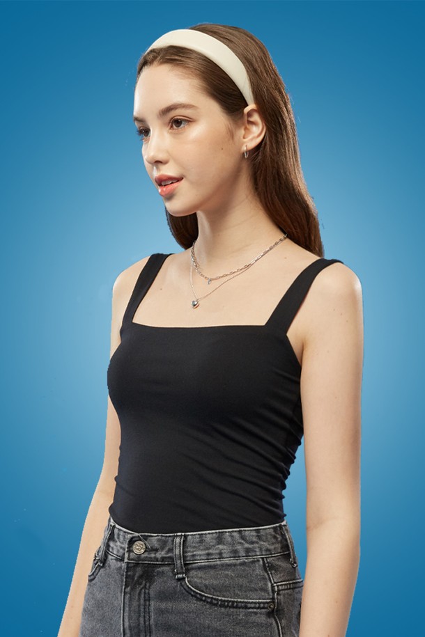 여성을 위한 블랙 색상의 슬림핏 끈나시 티셔츠입니다. 부드러운 면 소재로 제작되었으며, 스퀘어넥 디자인으로 레이어드 스타일이나 단독 착용 모두 가능합니다. 얇은 두께감으로 여름철 데일리 또는 이너웨어로 활용하기 좋습니다.
