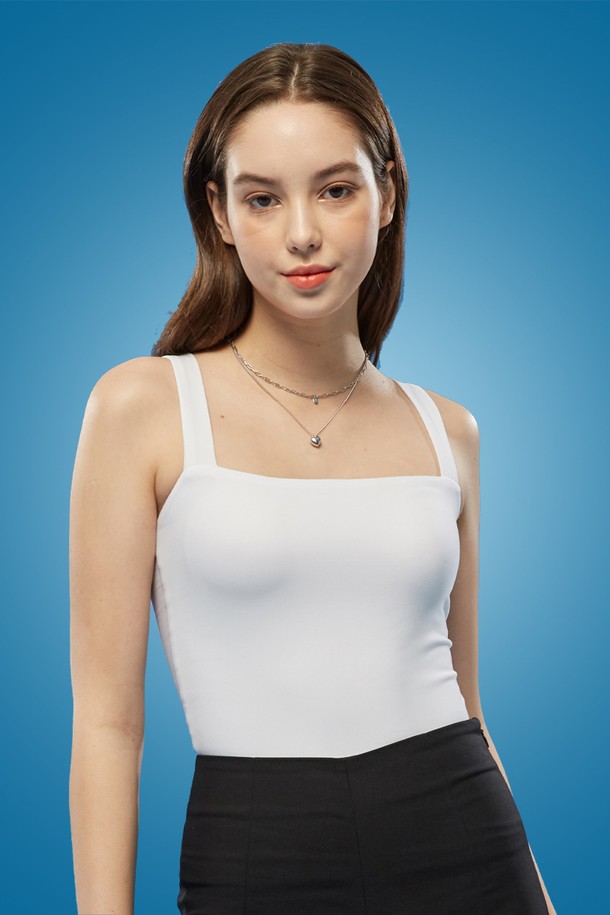 여성용 화이트 색상의 무지 끈나시 티셔츠입니다. 면 소재로 제작되어 부드러운 촉감을 자랑하며, 얇은 두께로 여름철 이너웨어 또는 레이어드용으로 활용하기 좋습니다. 슬림핏 디자인으로 스퀘어넥 라인을 돋보이게 해주며, 스판 소재가 더해져 편안한 착용감을 선사합니다.
