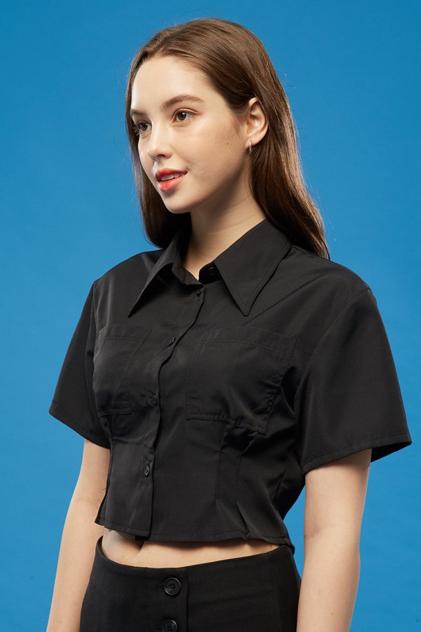 여성용 블랙 색상의 크롭 슬림 반팔 셔츠입니다. 나일론 소재로 제작되었으며, 무지 패턴의 셔츠 칼라와 버튼다운 스타일이 특징입니다. 봄, 여름 시즌에 데일리로 착용하기 좋은 미니멀하고 베이직한 슬림핏 디자인입니다.
