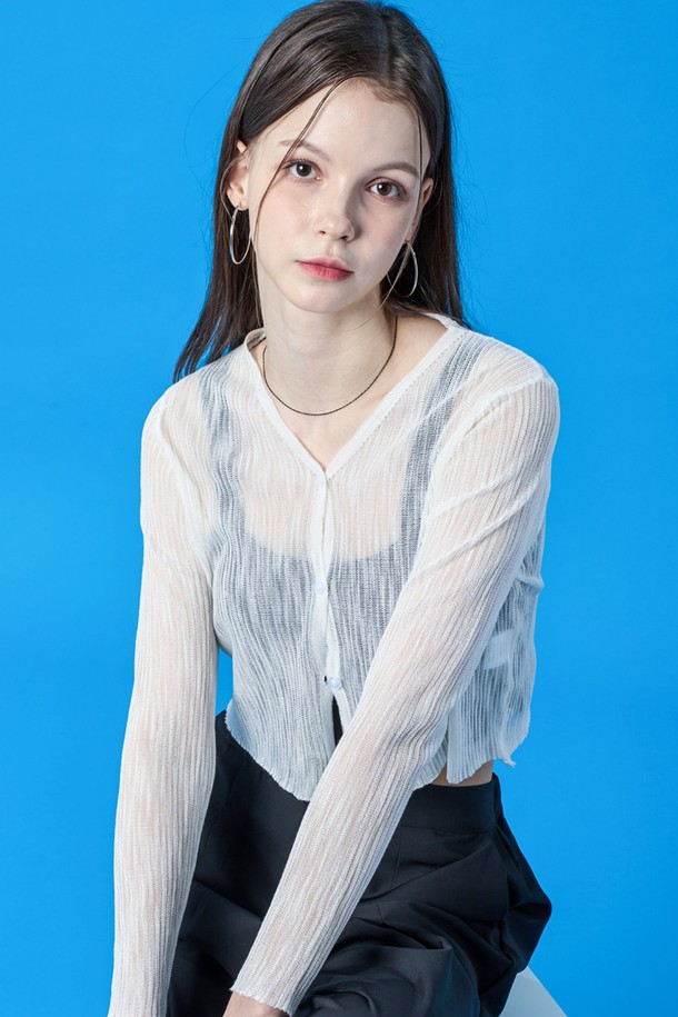 자외선 차단 기능과 시스루 소재로 여름에도 시원하게 착용 가능한 아이보리 색상의 브이넥 가디건입니다. 얇고 부드러운 소재로 제작되었으며, 에어리한 착용감과 빠른 건조 기능이 돋보입니다. 슬림핏 디자인으로 여성스러운 실루엣을 연출하며, 일상복으로 활용하기 좋은 베이직한 스타일입니다.
