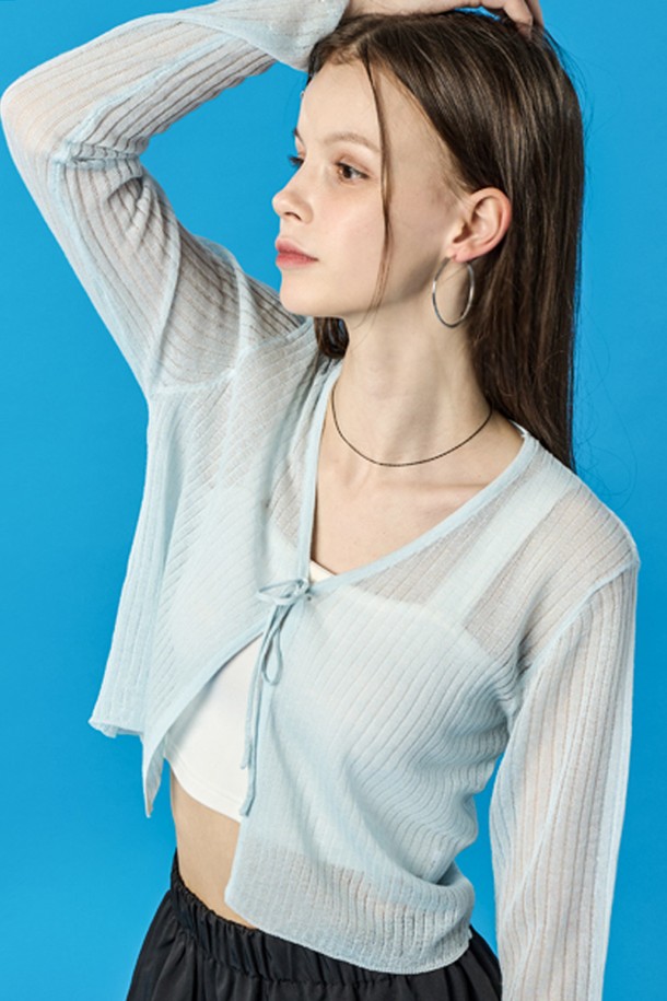 시스루 쿨링 여름 리본 끈 스트랩 가디건은 스카이블루 색상의 여성용 브이넥 크롭 가디건입니다. 얇고 부드러운 시스루 소재로 제작되었으며, 쿨링 및 UV 차단 기능과 365 Fast Dry 기술이 적용되어 여름철에도 쾌적하게 착용할 수 있습니다. 리본 끈 스트랩 디테일이 돋보이는 페미닌 스타일의 레귤러핏 긴소매 가디건입니다.
