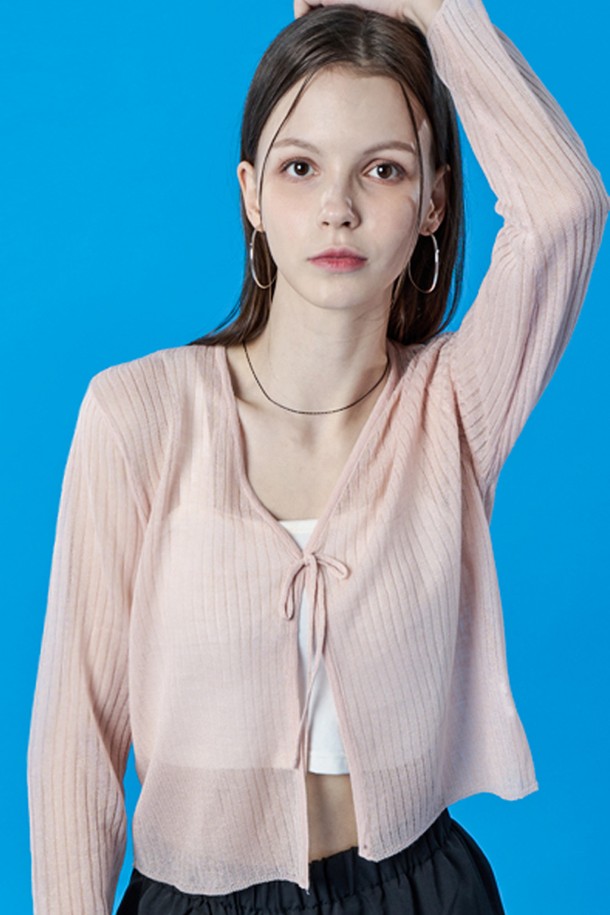 여성스러운 무드의 핑크색 시스루 쿨링 가디건입니다. 얇고 부드러운 소재로 제작되었으며, 브이넥 디자인에 리본과 스트랩 디테일을 더해 포인트를 주었습니다. 냉감, UV차단, 속건 기능과 투웨이 에어서큘레이션으로 여름철에도 쾌적하게 착용 가능합니다.
