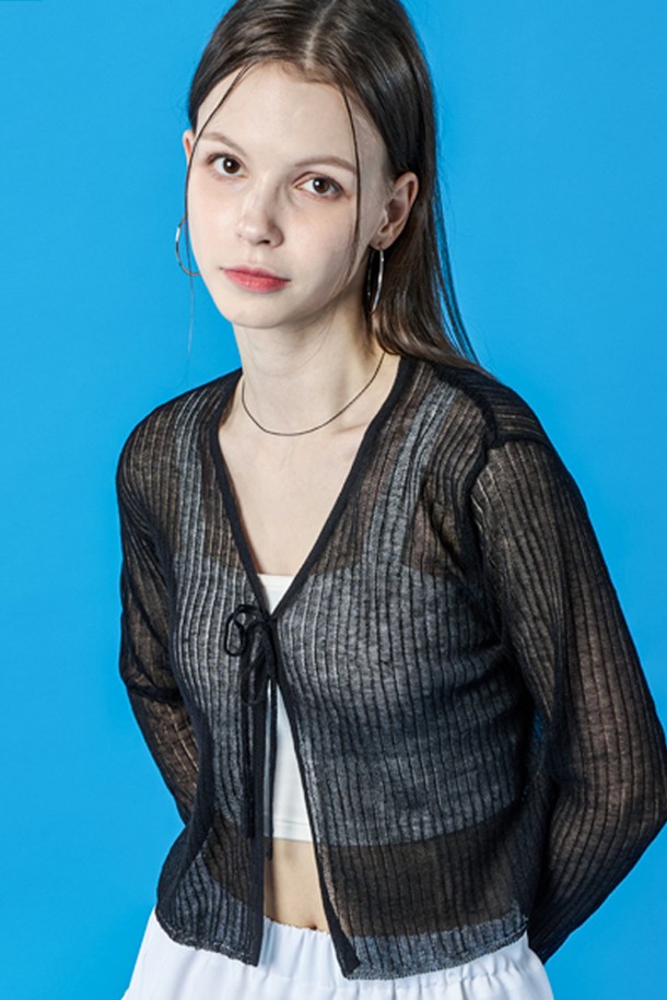 여름에 어울리는 시스루 소재의 블랙 색상 가디건입니다. 얇고 통기성이 좋은 원단으로 제작되었으며 UV 차단, 냉감, 속건 기능이 있어 쾌적하게 착용 가능합니다. 리본 스트랩 디자인이 포인트인 브이넥 긴소매 가디건으로, 페미닌하면서도 캐주얼한 무드를 연출할 수 있습니다.

