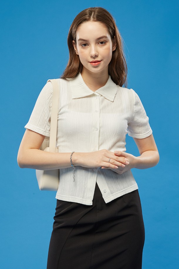 여성용 화이트 컬러 미디 크롭 슬림핏 플리츠 반팔티 가디건입니다. 얇고 부드러운 면 소재로 제작되어 가벼운 착용감을 선사하며, 플리츠 패턴이 돋보입니다. 슬랙스나 통 스커트와 매치하여 데일리 미니멀룩을 연출하기 좋습니다.
