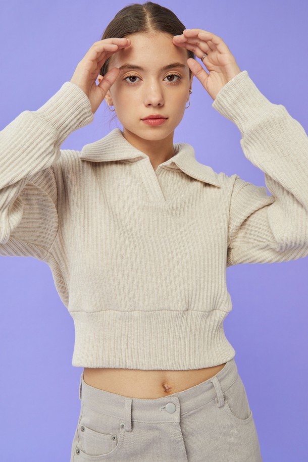 따뜻함과 스타일을 동시에 잡는 기모 크롭 니트 피케 카라 긴팔 티셔츠입니다. 오트밀 컬러로 부드럽고 포근한 느낌을 주며, 데이트룩이나 겨울 데일리룩에 잘 어울립니다. 크롭 기장과 배꼽티 디자인으로 트렌디함을 더했고, 캐주얼하고 미니멀한 스타일을 연출하기 좋습니다. 면과 기모 소재로 제작되어 부드러운 촉감과 뛰어난 보온성을 자랑하며, 가을, 겨울 시즌에 따뜻하게 착용할 수 있습니다. 피케 카라 디자인과 무지 패턴이 깔끔한 핏을 선사합니다.
