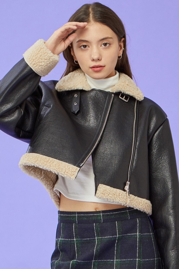 여성용 크롭 오버핏 B-3 무스탕 플리스 자켓은 부드러운 촉감의 인조 가죽과 플리스 소재를 사용하여 가을, 겨울에 데일리로 착용하기 좋은 아이템입니다. 테디베어 플리스 안감으로 보온성을 높였으며, 집업 스타일의 무지 패턴 디자인이 특징입니다. 블랙, 베이지 색상으로 출시되어 다양한 스타일을 연출할 수 있습니다.
