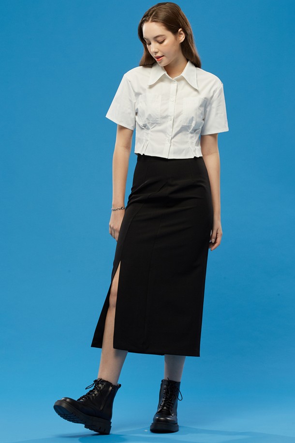 여성용 블랙 색상의 슬림 세미 트임 롱스커트입니다. 폴리에스테르 소재로 제작되었으며, 무지 패턴의 미니멀하고 베이직한 스타일을 연출합니다. 사이드 트임 디자인과 세미 슬림핏으로 세련된 룩을 완성하며, 사계절 데일리로 활용하기 좋습니다.
