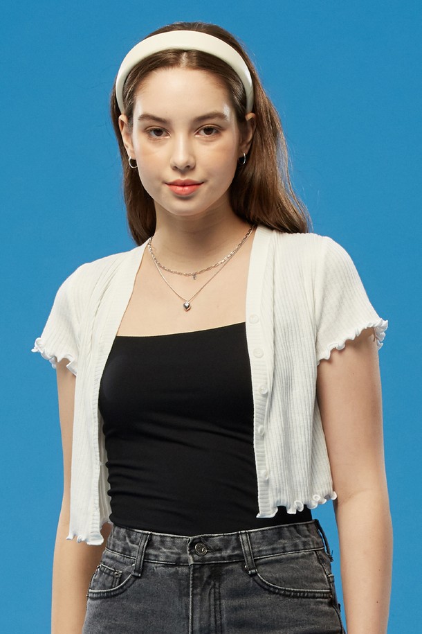 여성을 위한 블랙 색상의 슬림핏 끈나시 티셔츠입니다. 부드러운 면 소재로 제작되었으며, 스퀘어넥 디자인으로 레이어드 스타일이나 단독 착용 모두 가능합니다. 얇은 두께감으로 여름철 데일리 또는 이너웨어로 활용하기 좋습니다.
