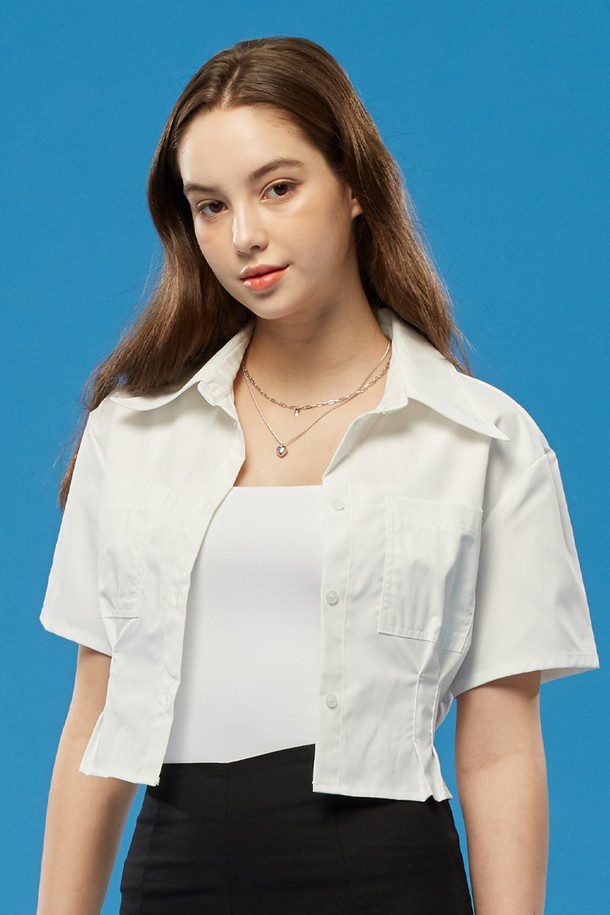 여성용 화이트 색상의 무지 끈나시 티셔츠입니다. 면 소재로 제작되어 부드러운 촉감을 자랑하며, 얇은 두께로 여름철 이너웨어 또는 레이어드용으로 활용하기 좋습니다. 슬림핏 디자인으로 스퀘어넥 라인을 돋보이게 해주며, 스판 소재가 더해져 편안한 착용감을 선사합니다.
