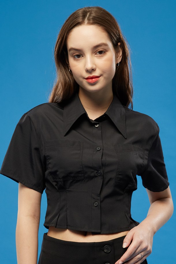 여성용 블랙 색상의 크롭 슬림 반팔 셔츠입니다. 나일론 소재로 제작되었으며, 무지 패턴의 셔츠 칼라와 버튼다운 스타일이 특징입니다. 봄, 여름 시즌에 데일리로 착용하기 좋은 미니멀하고 베이직한 슬림핏 디자인입니다.

