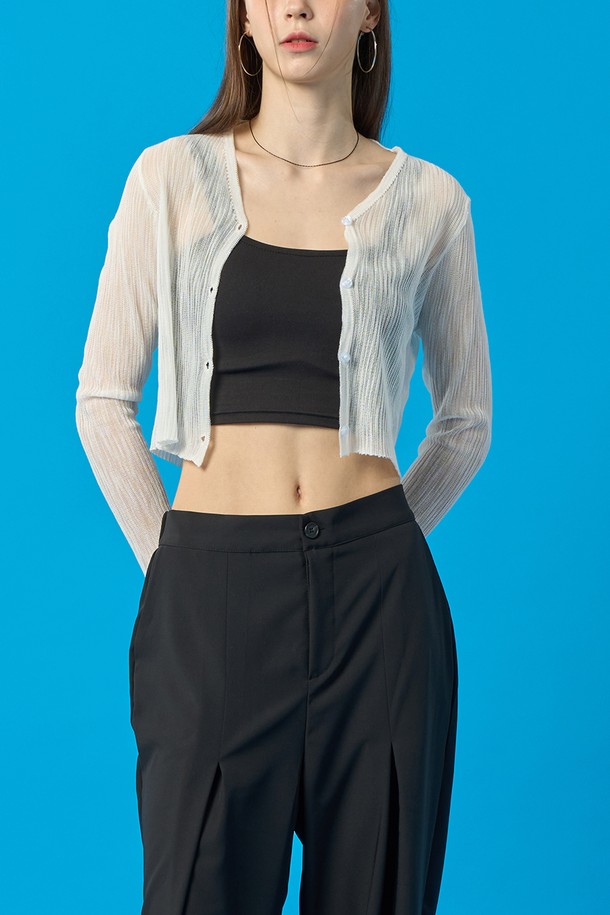 자외선 차단 기능과 시스루 소재로 여름에도 시원하게 착용 가능한 아이보리 색상의 브이넥 가디건입니다. 얇고 부드러운 소재로 제작되었으며, 에어리한 착용감과 빠른 건조 기능이 돋보입니다. 슬림핏 디자인으로 여성스러운 실루엣을 연출하며, 일상복으로 활용하기 좋은 베이직한 스타일입니다.
