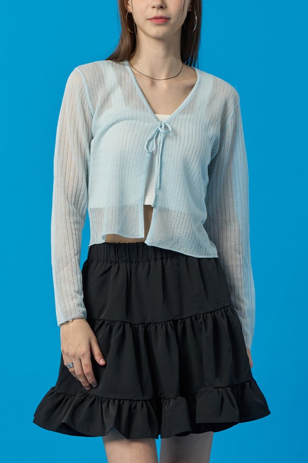 시스루 쿨링 여름 리본 끈 스트랩 가디건은 스카이블루 색상의 여성용 브이넥 크롭 가디건입니다. 얇고 부드러운 시스루 소재로 제작되었으며, 쿨링 및 UV 차단 기능과 365 Fast Dry 기술이 적용되어 여름철에도 쾌적하게 착용할 수 있습니다. 리본 끈 스트랩 디테일이 돋보이는 페미닌 스타일의 레귤러핏 긴소매 가디건입니다.
