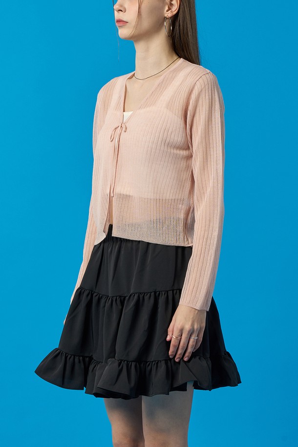 여성스러운 무드의 핑크색 시스루 쿨링 가디건입니다. 얇고 부드러운 소재로 제작되었으며, 브이넥 디자인에 리본과 스트랩 디테일을 더해 포인트를 주었습니다. 냉감, UV차단, 속건 기능과 투웨이 에어서큘레이션으로 여름철에도 쾌적하게 착용 가능합니다.
