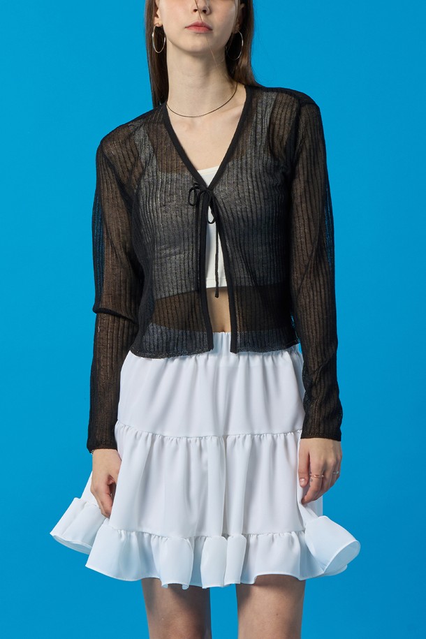 여름에 어울리는 시스루 소재의 블랙 색상 가디건입니다. 얇고 통기성이 좋은 원단으로 제작되었으며 UV 차단, 냉감, 속건 기능이 있어 쾌적하게 착용 가능합니다. 리본 스트랩 디자인이 포인트인 브이넥 긴소매 가디건으로, 페미닌하면서도 캐주얼한 무드를 연출할 수 있습니다.
