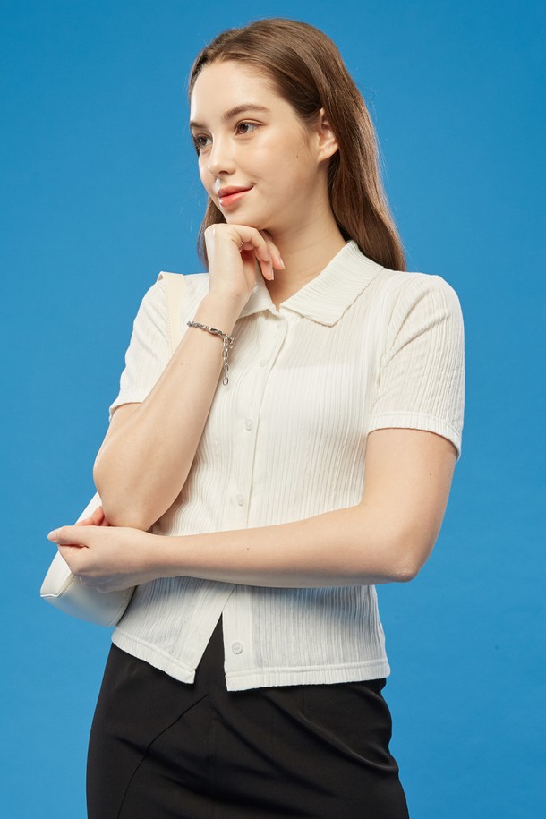 여성용 화이트 컬러 미디 크롭 슬림핏 플리츠 반팔티 가디건입니다. 얇고 부드러운 면 소재로 제작되어 가벼운 착용감을 선사하며, 플리츠 패턴이 돋보입니다. 슬랙스나 통 스커트와 매치하여 데일리 미니멀룩을 연출하기 좋습니다.
