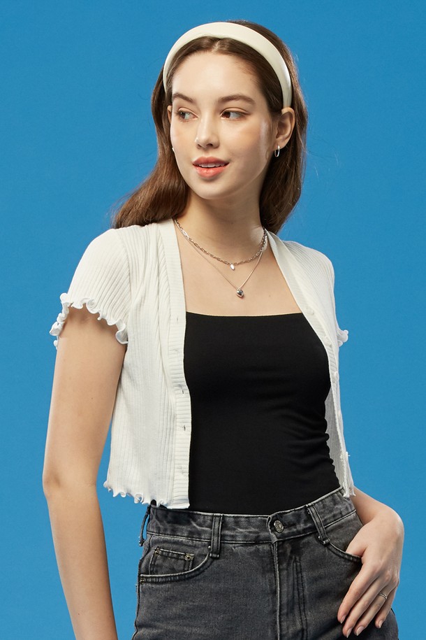 여성을 위한 블랙 색상의 슬림핏 끈나시 티셔츠입니다. 부드러운 면 소재로 제작되었으며, 스퀘어넥 디자인으로 레이어드 스타일이나 단독 착용 모두 가능합니다. 얇은 두께감으로 여름철 데일리 또는 이너웨어로 활용하기 좋습니다.
