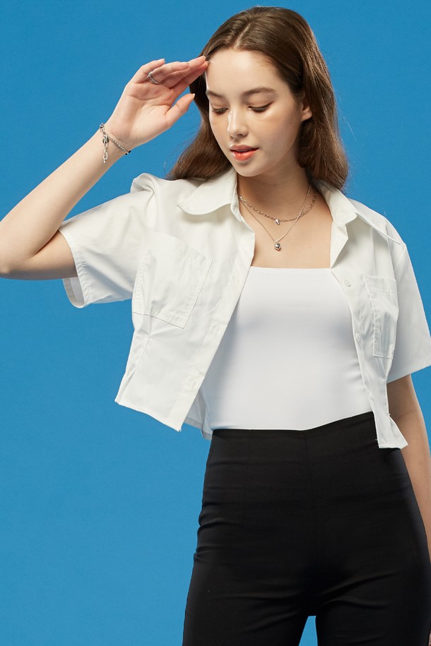 여성용 화이트 색상의 무지 끈나시 티셔츠입니다. 면 소재로 제작되어 부드러운 촉감을 자랑하며, 얇은 두께로 여름철 이너웨어 또는 레이어드용으로 활용하기 좋습니다. 슬림핏 디자인으로 스퀘어넥 라인을 돋보이게 해주며, 스판 소재가 더해져 편안한 착용감을 선사합니다.
