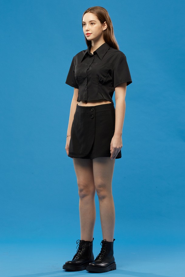 여성용 블랙 색상의 크롭 슬림 반팔 셔츠입니다. 나일론 소재로 제작되었으며, 무지 패턴의 셔츠 칼라와 버튼다운 스타일이 특징입니다. 봄, 여름 시즌에 데일리로 착용하기 좋은 미니멀하고 베이직한 슬림핏 디자인입니다.
