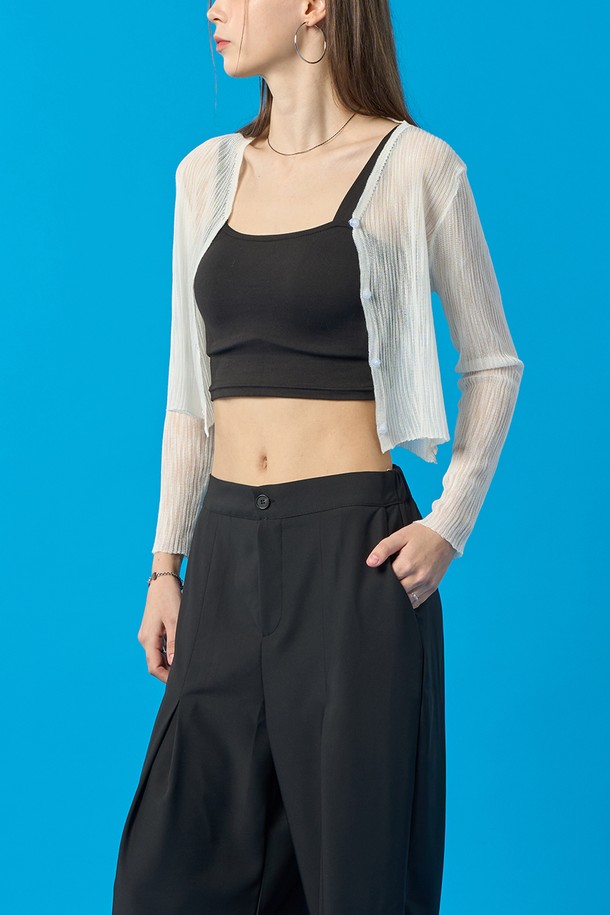 자외선 차단 기능과 시스루 소재로 여름에도 시원하게 착용 가능한 아이보리 색상의 브이넥 가디건입니다. 얇고 부드러운 소재로 제작되었으며, 에어리한 착용감과 빠른 건조 기능이 돋보입니다. 슬림핏 디자인으로 여성스러운 실루엣을 연출하며, 일상복으로 활용하기 좋은 베이직한 스타일입니다.
