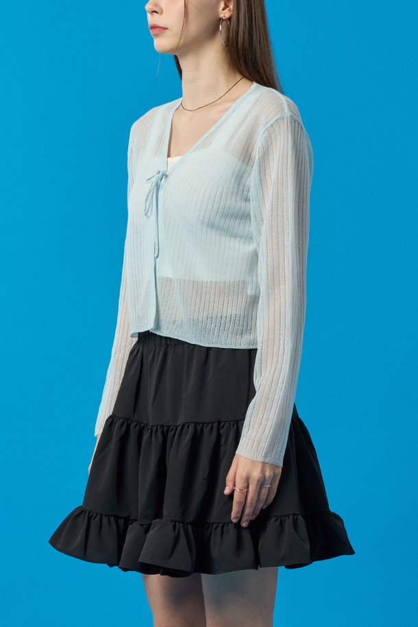 시스루 쿨링 여름 리본 끈 스트랩 가디건은 스카이블루 색상의 여성용 브이넥 크롭 가디건입니다. 얇고 부드러운 시스루 소재로 제작되었으며, 쿨링 및 UV 차단 기능과 365 Fast Dry 기술이 적용되어 여름철에도 쾌적하게 착용할 수 있습니다. 리본 끈 스트랩 디테일이 돋보이는 페미닌 스타일의 레귤러핏 긴소매 가디건입니다.
