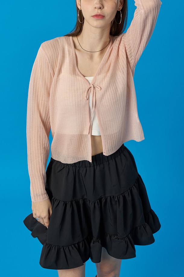 여성스러운 무드의 핑크색 시스루 쿨링 가디건입니다. 얇고 부드러운 소재로 제작되었으며, 브이넥 디자인에 리본과 스트랩 디테일을 더해 포인트를 주었습니다. 냉감, UV차단, 속건 기능과 투웨이 에어서큘레이션으로 여름철에도 쾌적하게 착용 가능합니다.
