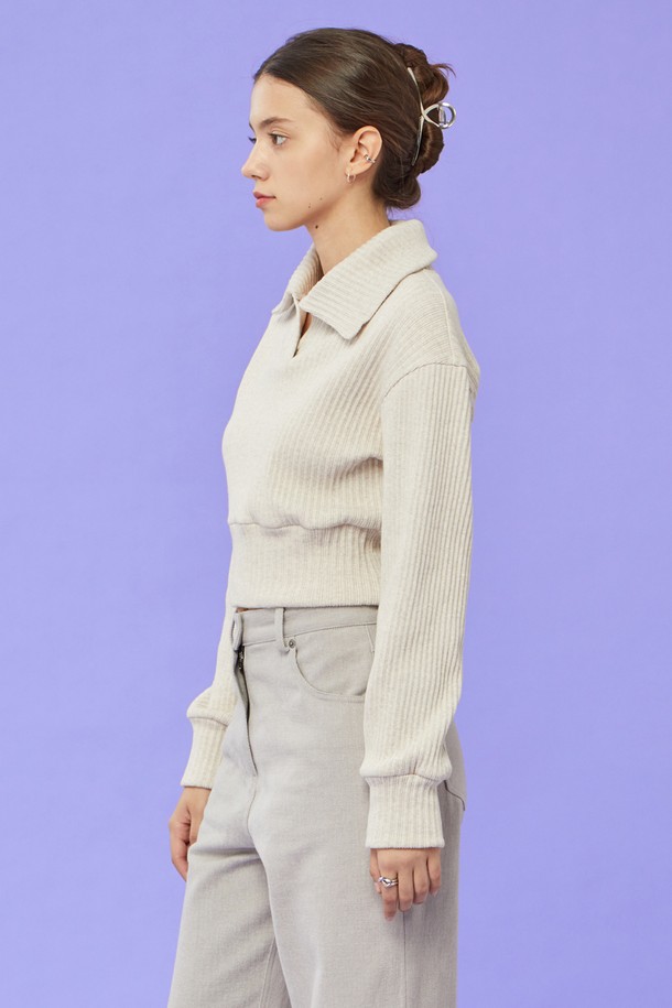 따뜻함과 스타일을 동시에 잡는 기모 크롭 니트 피케 카라 긴팔 티셔츠입니다. 오트밀 컬러로 부드럽고 포근한 느낌을 주며, 데이트룩이나 겨울 데일리룩에 잘 어울립니다. 크롭 기장과 배꼽티 디자인으로 트렌디함을 더했고, 캐주얼하고 미니멀한 스타일을 연출하기 좋습니다. 면과 기모 소재로 제작되어 부드러운 촉감과 뛰어난 보온성을 자랑하며, 가을, 겨울 시즌에 따뜻하게 착용할 수 있습니다. 피케 카라 디자인과 무지 패턴이 깔끔한 핏을 선사합니다.
